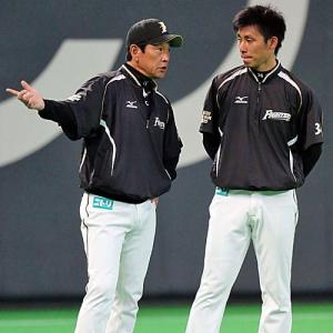 吉川(右)と話す日本ハム栗山監督(撮影・井上学)