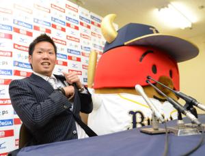 更改を終えた西の後、じゃがポテ仮面の会見が行われた（撮影・渦原淳）