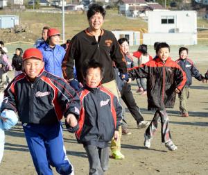 陸前高田市の小学校を訪問した内海は子供たちと手つなぎ鬼ごっこを楽しむ（撮影・柴田隆二）