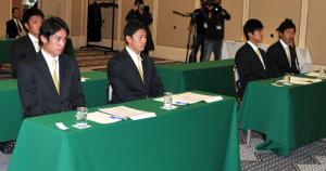 新人研修を受ける前列左から荒木、伊藤隼、歳内、西田、後列は松田(撮影・河南真一)