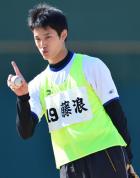 キャッチボール相手の小豆畑にもう１球フォークいきますとお願いする藤浪（撮影・清水貴仁）