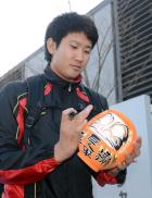 ジャイアンツカラーのだるまへサインする菅野（撮影・松本俊）