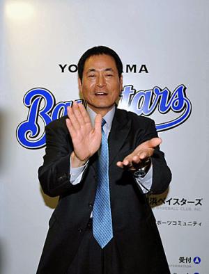おしろいを塗るポーズを見せる中畑監督(撮影・山崎哲司)
