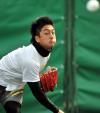 沢村はブルペンで力のこもった投球を見せる(撮影・山崎安昭)