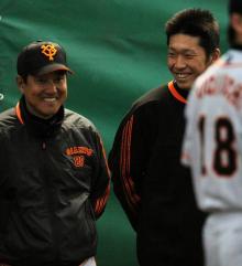 原監督（左）は１軍ブルペンを訪れた松本竜也）と談笑す（撮影・山崎安昭）