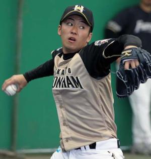 大嶋を捕手にブルペンで力投する日本ハム斎藤（撮影・井上学）