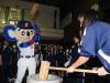 北谷町の中学生ともちつきを楽しむドアラ(撮影・桜井希望)
