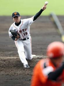 韓国ハンファとの練習試合で力投する巨人杉内(撮影・野上伸悟)