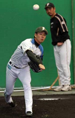 吉井投手コーチの視線を浴びながら力投する日本ハム斎藤(撮影・井上学)