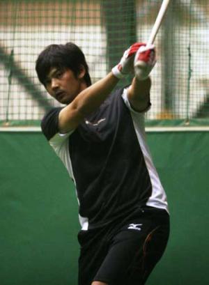 休日返上で札幌市内の室内練習場で打撃練習をした鵜久森（撮影・木下大輔）