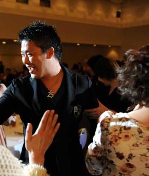 イベントでファンとハイタッチしステージに向かう村田（撮影・山崎哲司）