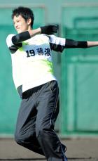 ベースランニングで打席に入りフルスイング? の藤浪晋太郎(撮影・河南真一)