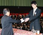 大阪桐蔭高の卒業式で、野球部を代表し桐蔭特別名誉賞を受け取る藤浪（撮影・田崎高広）