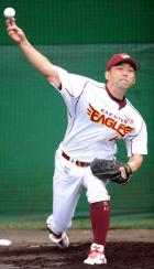 楽天キャンプ初のブルペンで、力強い投球を披露した斎藤（撮影・高田文太）