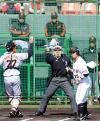 紅白戦で村田は見逃し三振に倒れる。後方右は原監督（撮影・山崎安昭）