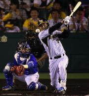 ４回裏　２死満塁、３点適時二塁打を放つ今岡誠（撮影・田崎高広）