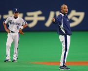 練習で身振りを加え選手を指導する落合監督。左は井端(撮影・清水貴仁)