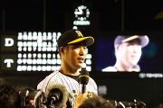 ７月２６日、球場美化を呼びかけた関本（撮影・加藤哉）