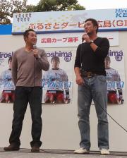 トークショーを行う永川勝浩(右)と嶋重宣(中)(撮影・倉掛優一)