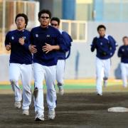中日は選手全員で長時間のランニングを行う（撮影・清水貴仁）