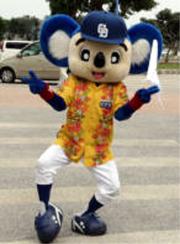 08年春季キャンプでかりゆしウェアを着たドアラ(撮影・清水貴仁)