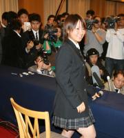 入団発表を終え、単独会見を行った吉田えり（撮影・山岸満）