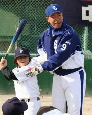野球教室で小学生に打撃フォームを指導した中日井上(撮影・福岡吉央)