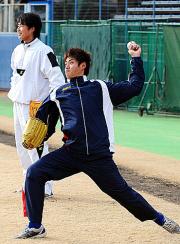 チェンは、ナゴヤ球場で自主トレを行う。奥は新井（撮影・清水貴仁）