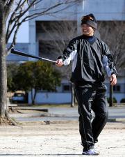 新型のバットを手に笑顔の柴田講平(撮影・河南真一)