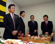 年賀式であいさつする真弓監督(左)右隣は南球団社長(撮影・河南真一)