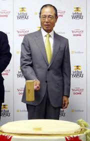 仕事始めで鏡割りに臨む、ソフトバンクの王貞治会長(共同)