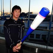 入寮した野本はベランダでバットを手に意気込む（撮影・清水貴仁）