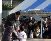 トークショーで少年ファンと握手する中日荒木（撮影・鈴木忠平）
