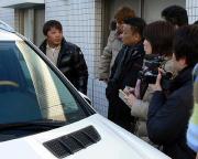 ナゴヤ球場での自主トレの後、報道陣に囲まれる森野(撮影・鈴木忠平)