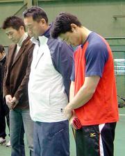 阪神大震災の犠牲者の冥福を祈り、黙とうする田口壮外野手（右）（共同）