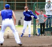 小池（手前）にノックのボールを浴びせる落合監督（撮影・清水貴仁）