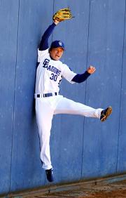 外野フェンス際で捕球練習を行う野本(撮影・清水貴仁)