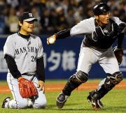 捕前犠打を処理する清水(右)を正座で見つめる江草(撮影・藤田啓輔)