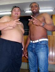 ブランコは阿武松部屋を訪れ、若荒雄（左）と記念撮影（撮影・村野森）