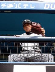 千葉マリンでベンチに座り練習を見守る真弓監督(撮影・加藤哉)