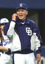 笑顔で選手交代を告げにグラウンドへ出てきた落合監督（撮影・清水貴仁）