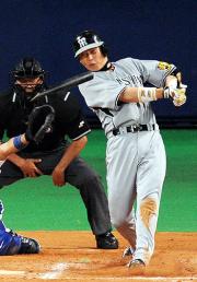 8回、バットを折りながら中前打を放つ新井(撮影・桜井希望)