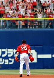 石井は、広島ファンに頭を下げる(撮影・山崎哲司)