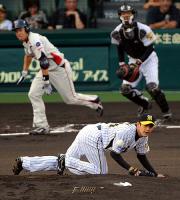 1回、田中浩の遊ゴロを見送る能見(撮影・上田博志)