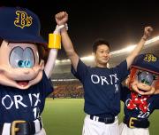 マスコットと4勝目を喜ぶオリックス岸田(撮影・中島郁夫)