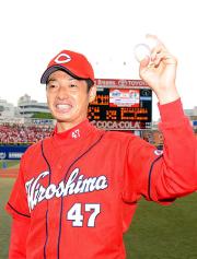 ウイニングボールを手に笑顔を見せる青木高(撮影・山崎哲司)