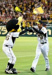 勝利投手の久保は試合後、トラッキーと笑顔でハイタッチ(撮影・加藤哉)