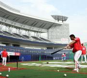 新球場のハードオフ新潟で快音を響かせた栗原（撮影・宮崎幸一）