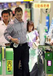 新幹線で名古屋に向かうフィリップス（左から２人目）（撮影・宮崎幸一）