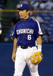 チームは敗れたが首位打者に躍り出た中日井端(撮影・中島郁夫)